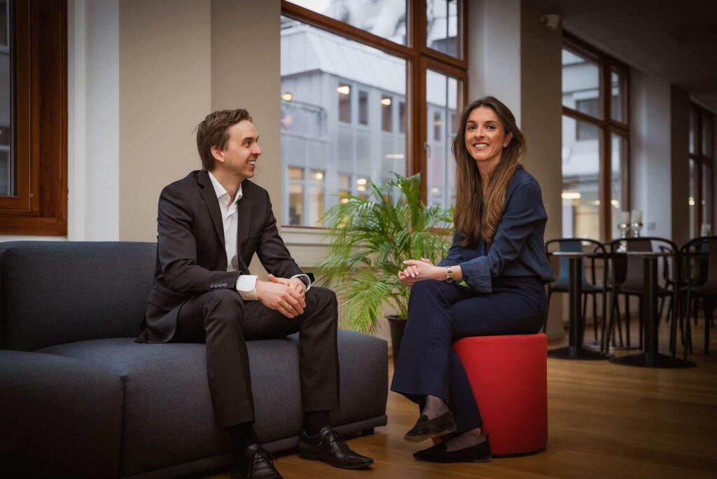 om oss - to personer snakker sammen