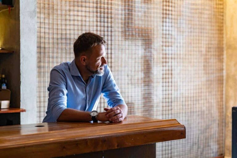 integritylog, varsling og varslingstjeneste - mann ser ut av vinduet