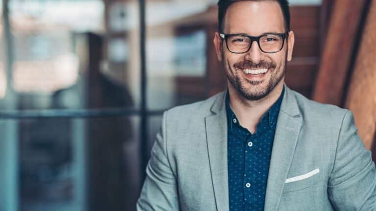 karriere - mann ser mot kamera