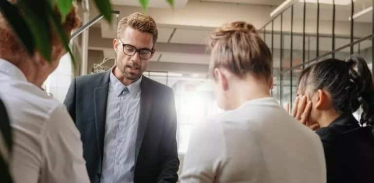 annet passende arbeid - en mann snakker med 3 folk