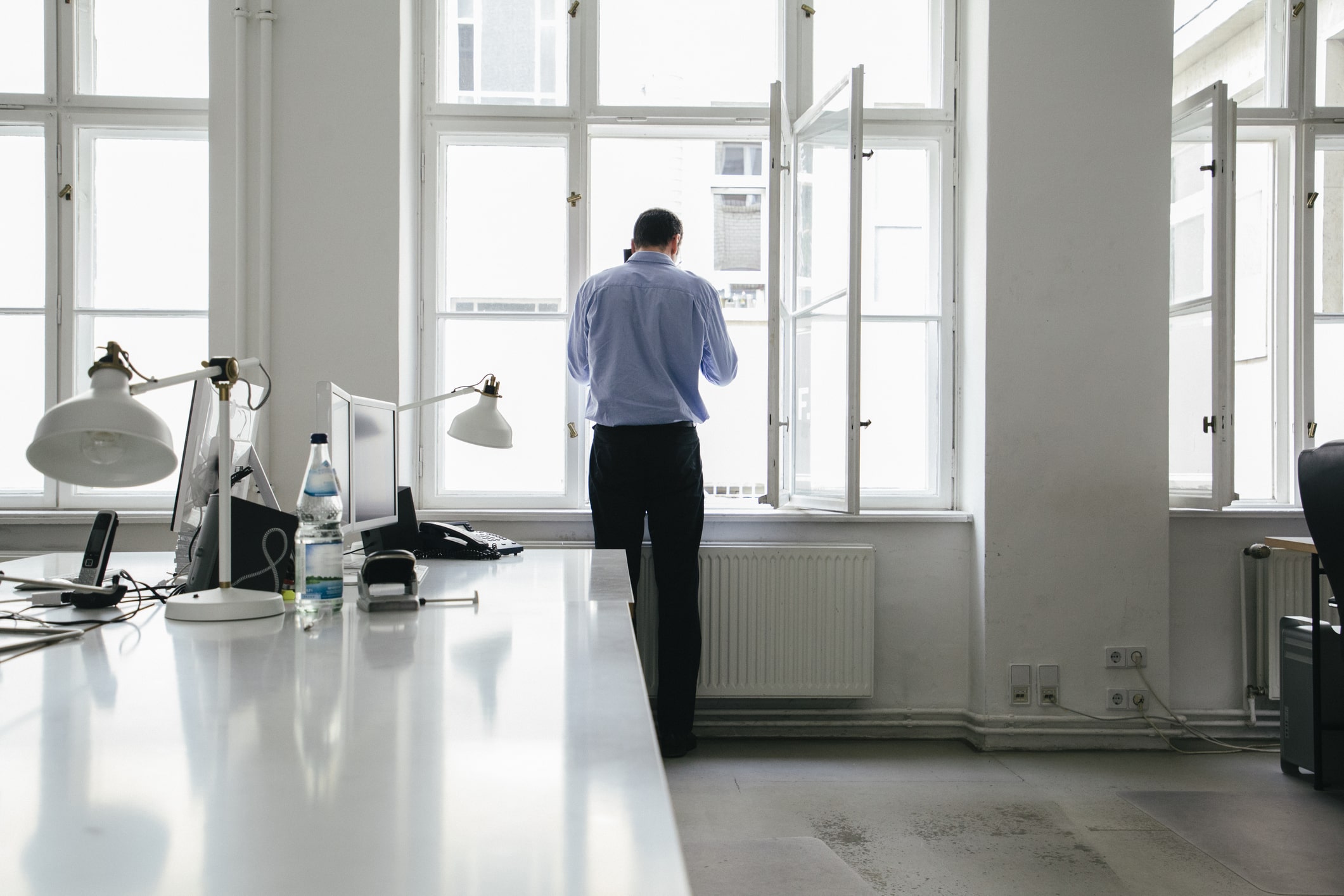 tillitsbrudd - en mann snakker i telefonen ved et vindu