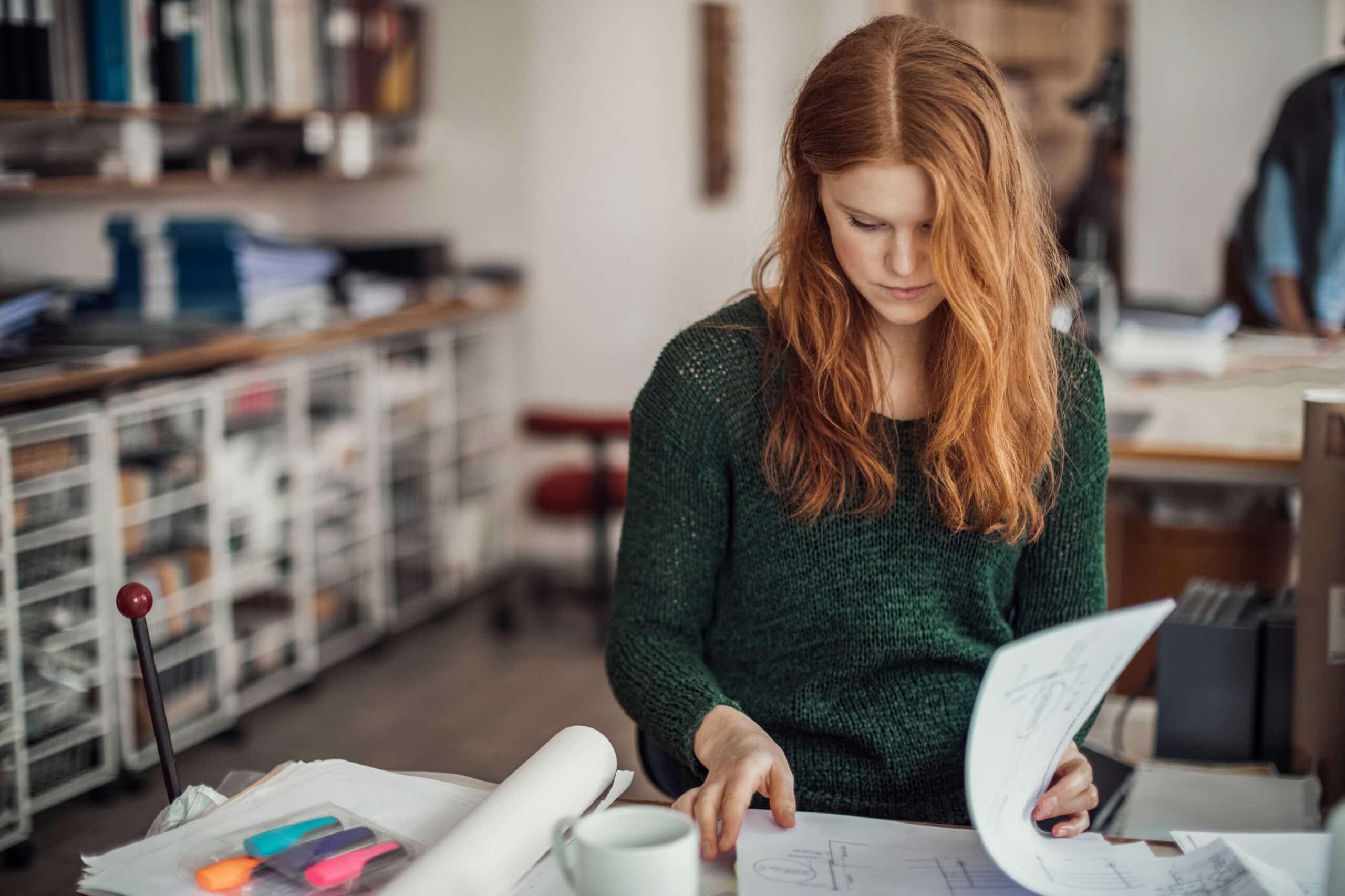 arbeidstakers forhold - dame leser gjennom papirer
