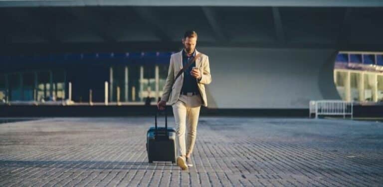 bosted ansatte - mann går mot kamera med koffert