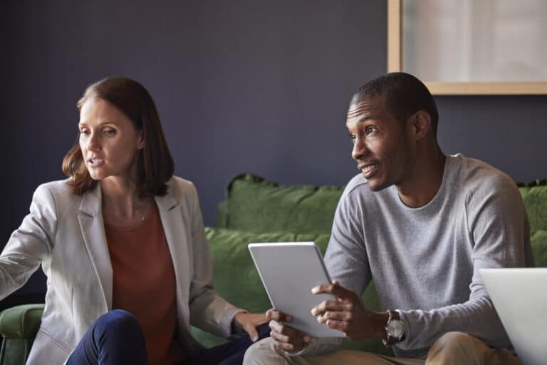 oppsigelse av tillitsvalgt - to personer sitter i en sofa