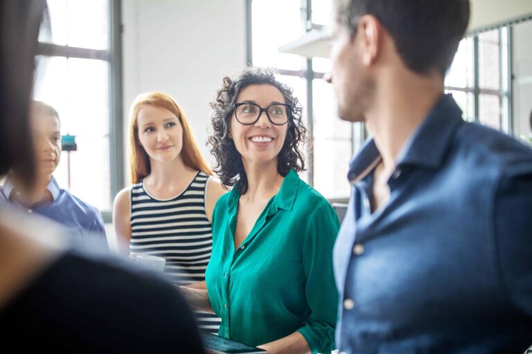 ansatte som følger med virksomhet som snakker sammen