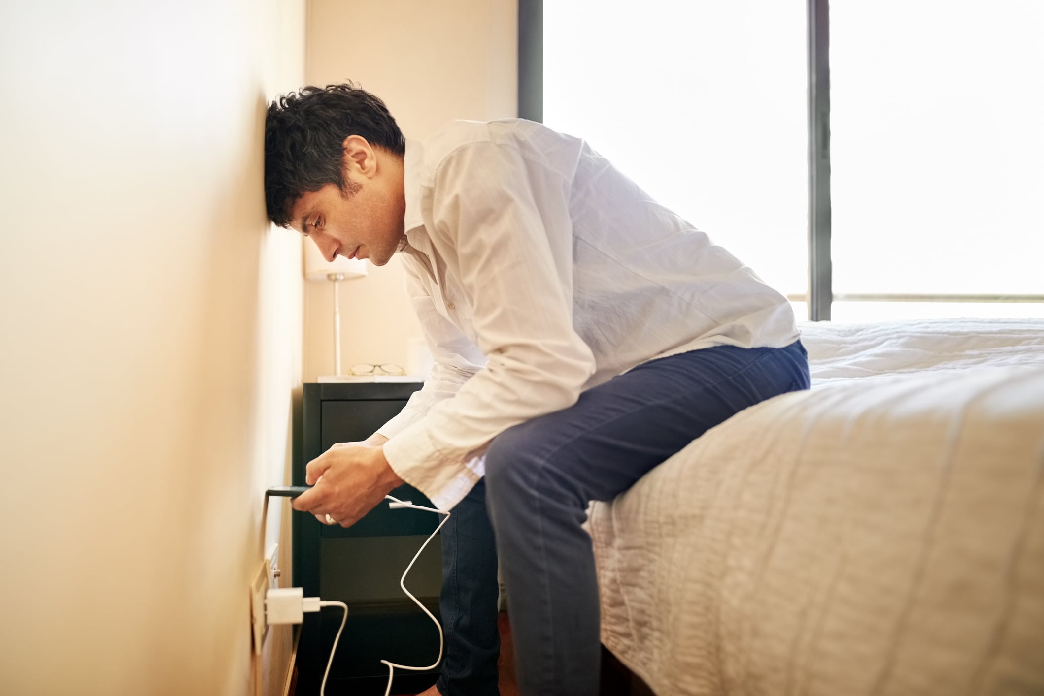 arbeidstakers plikter - en mann sitter og skriver på telefonen