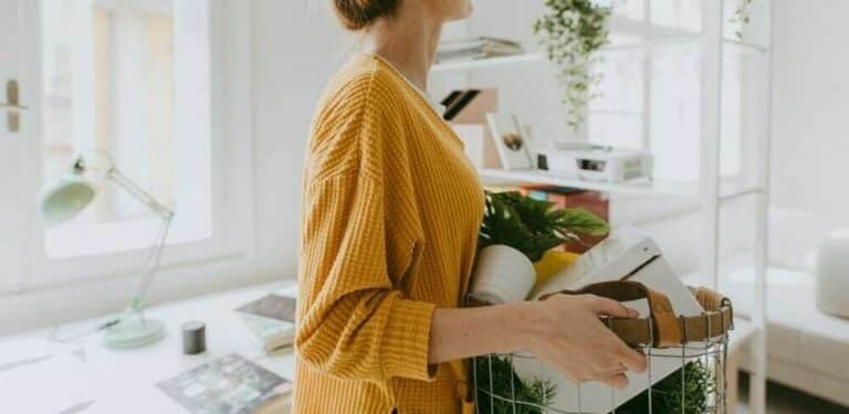 avskjed - en kvinne bærer tingene sine ut