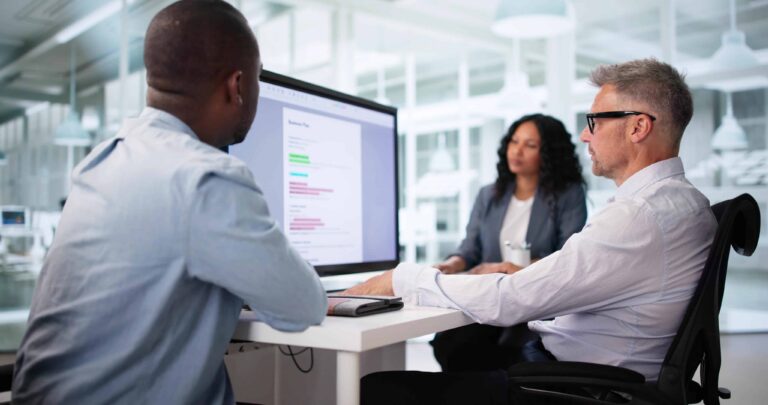 compliance og interne retningslinjer - folk rundt en pc