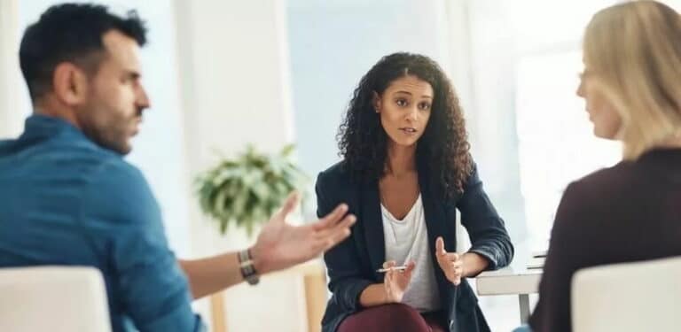 forhandlinger ved avskjed - 3 personer diskuterer en sak