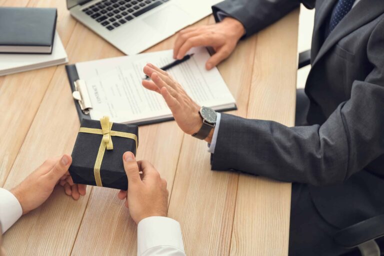 etiske retningslinjer og korrupsjon - person prøver å gi en gave