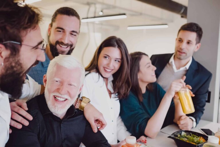 likebehandling i arbeidslivet - mange folk samlet på jobb