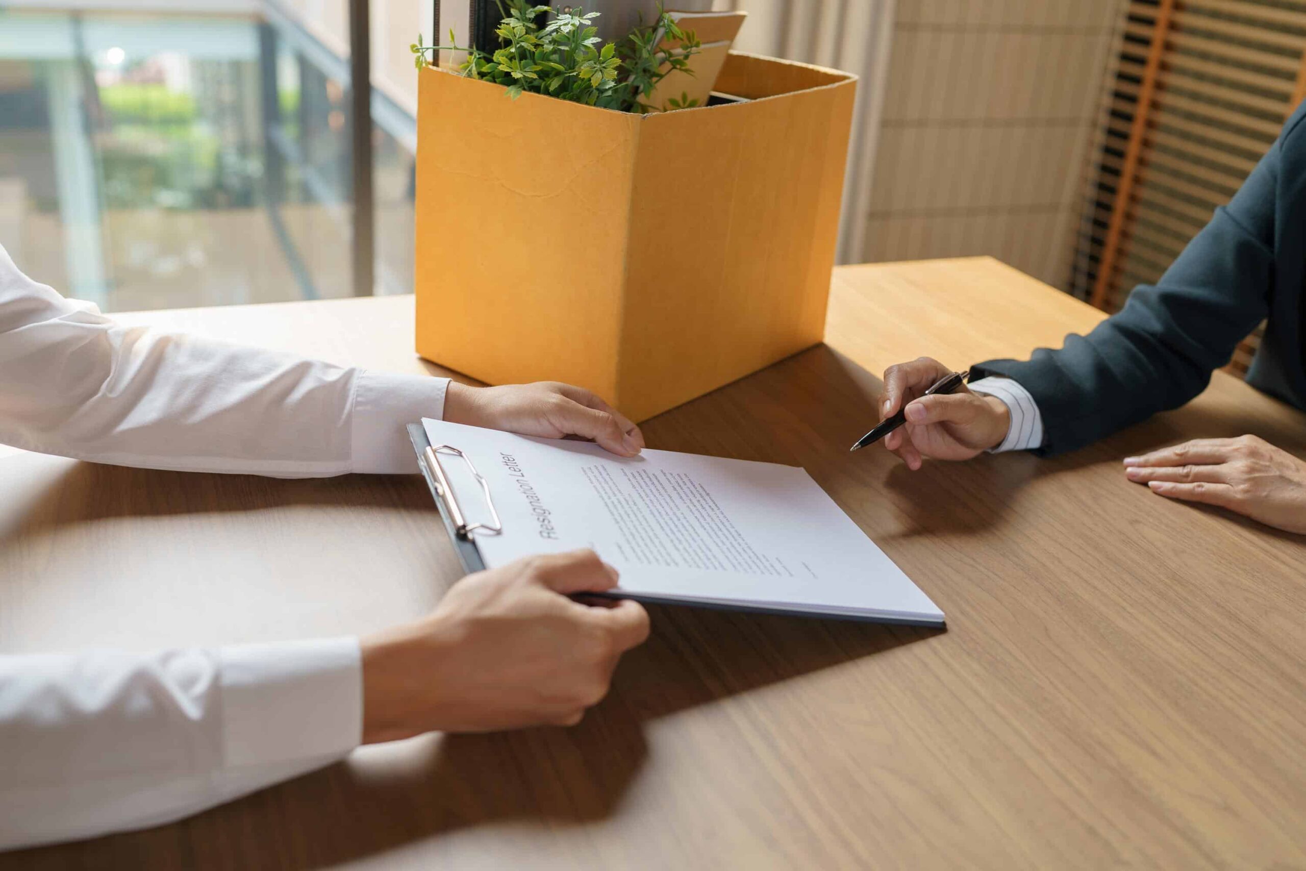 nedbemanning - er person signerer et dokument