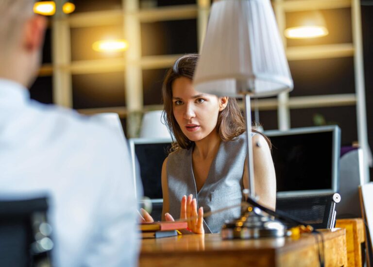 omorganisering omstilling omstrukturering - en dame snakker