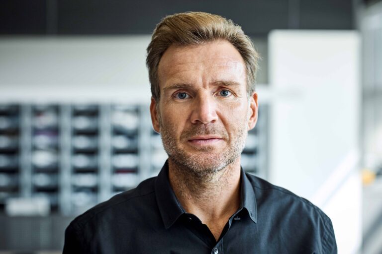 oppsigelsesgrunner - mann ser mot kamera