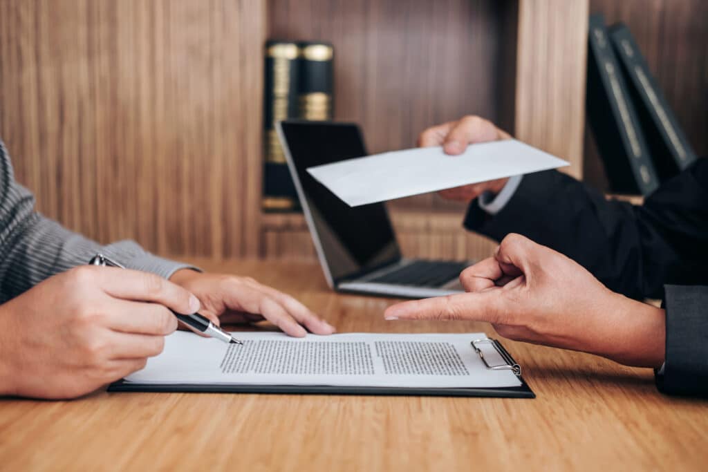 oppsigelsesmal - to personer som signerer dokumenter