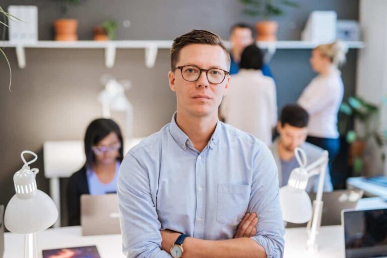 permittering - mann ser mot kamera