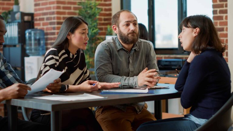 personalsak - 3 mennesker snakker sammen