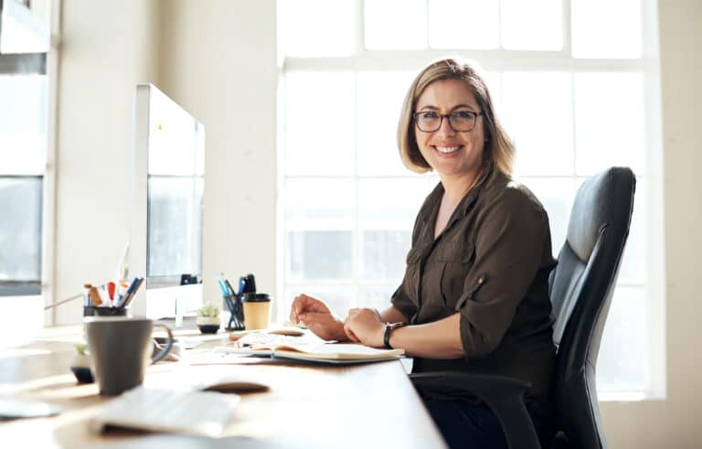 reservasjonsretten - dame sitter ved en pc