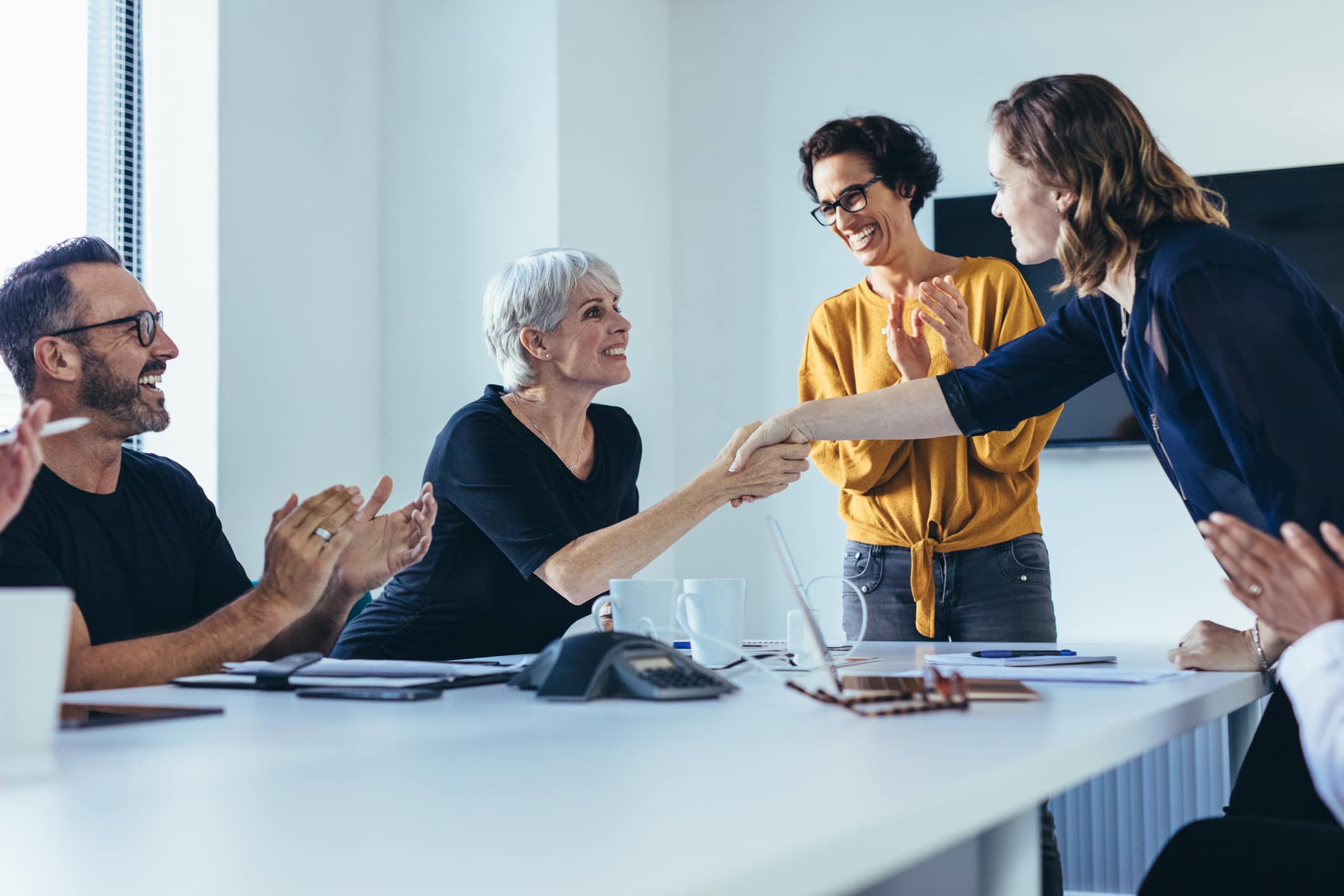 reservasjonsrett - personer som tar hverandre i hånda