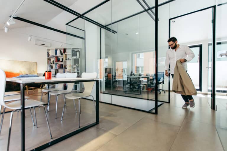 sluttpakke og sluttavtale - mann kommer inn i et rom