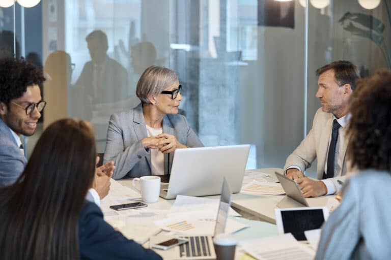 sluttpakke og sluttavtale - mennesker sitter rundt et bord