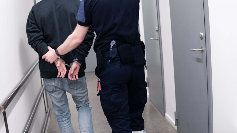 straffbare forhold - en politimann har en fange