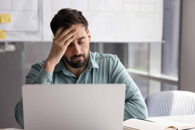 suspensjon - mann holder seg til hodet