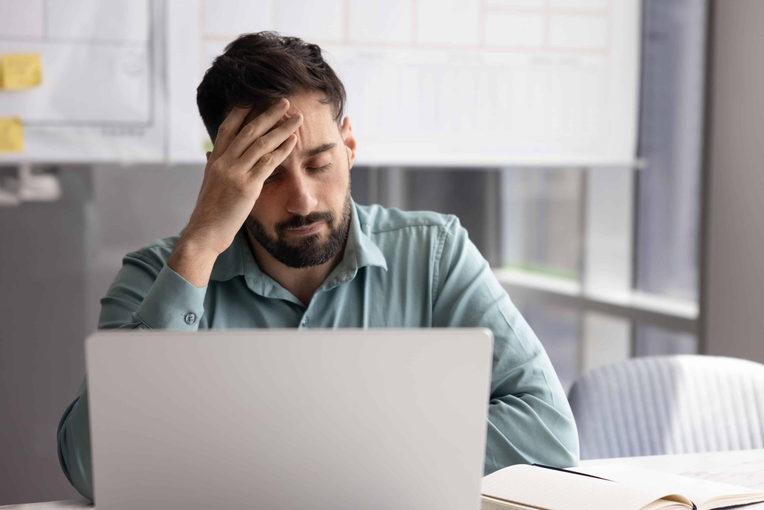 suspensjon - mann holder seg til hodet