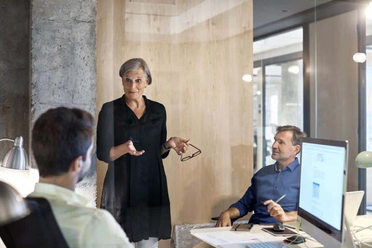 virksomhetsoverdragelse - dame snakker med to menn