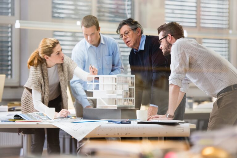 arbeidsrett - folk står rundt en datamaskin