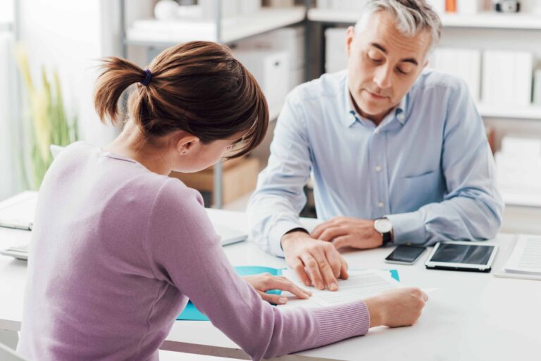 ansettelsesformer - kvinne ser over papirer