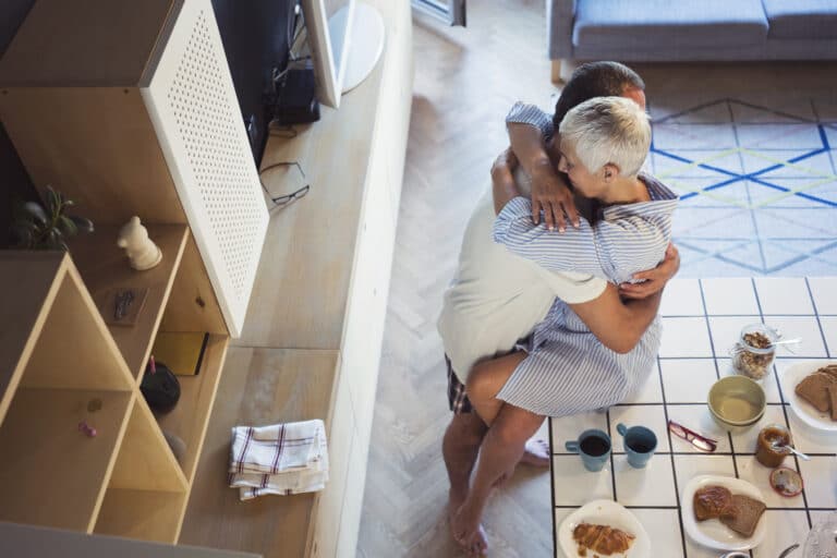 arverekkefølgen - to mennesker som klemmer