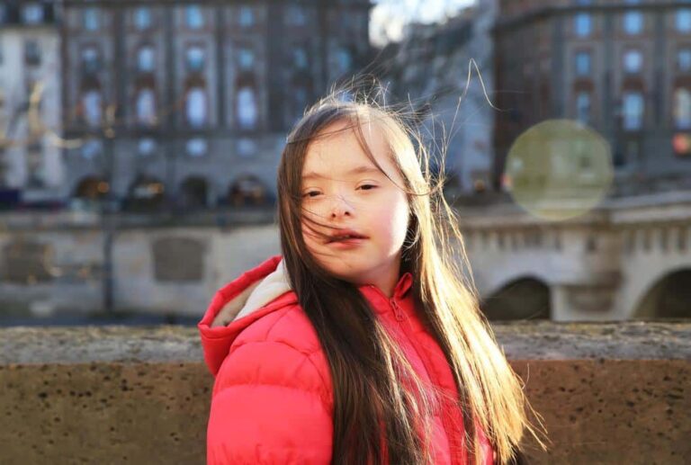 barneloven - jente ser mot kamera