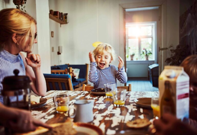 barnets faste bosted - barn og voksen rundt et spisebord