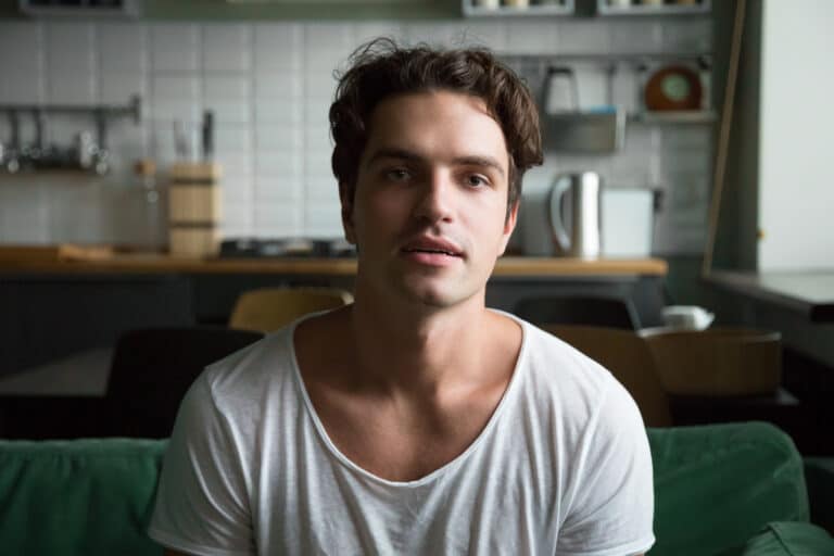 deling etter samboerskap - mann ser i kamera