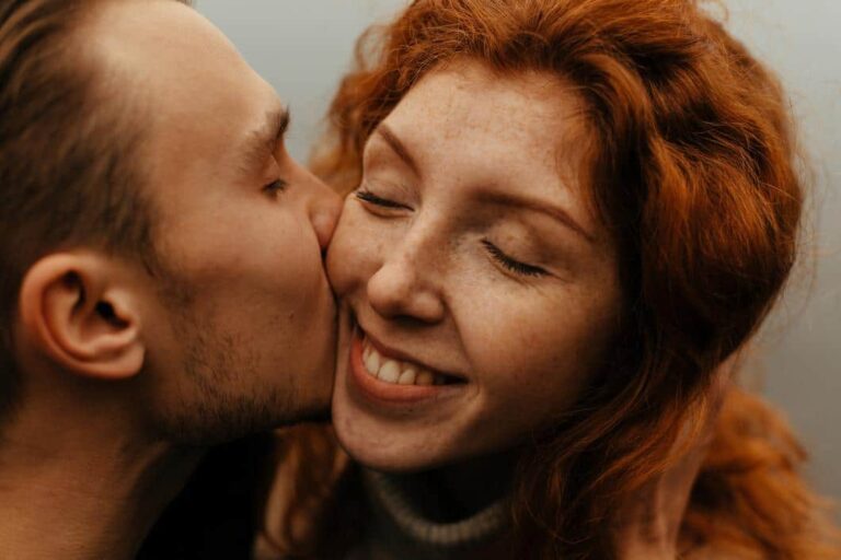ektepakt - mann kysser en kvinne på kinnet