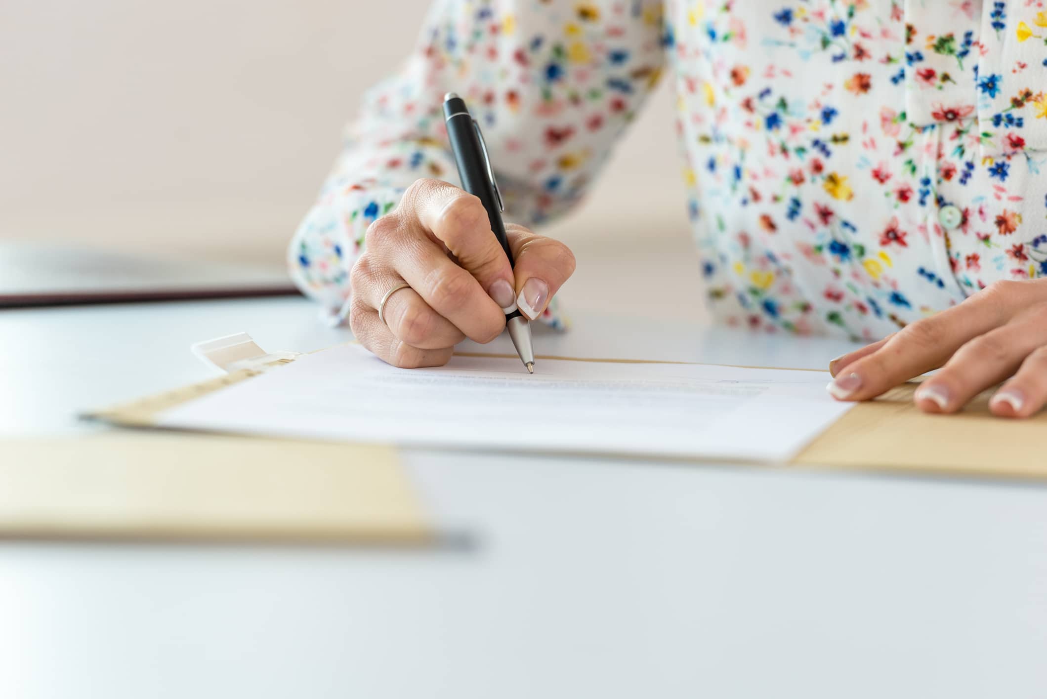 formkrav ved testament - kvinne skriver på et ark