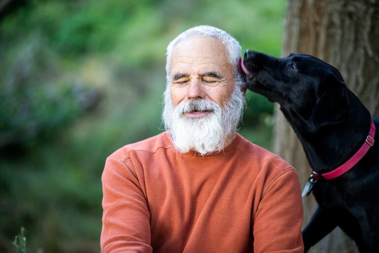 formue - mann koser med en hund