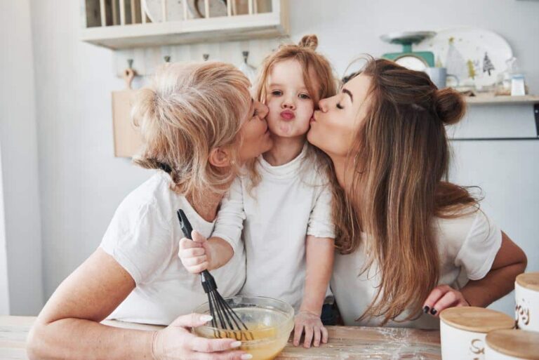 forskudd på arv og gave - to voksne og et barn på kjøkkenet