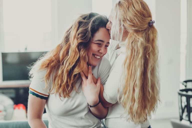 forsørgelse av barn - kvinne som duller med et barn