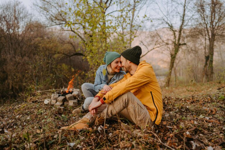 generasjonsskifte - to mennesker i skogen