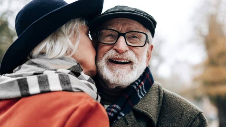 livsforsikring og arv - eldre kvinne kysser en eldre mann på kinnet