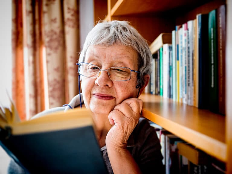 pliktdelsarv - kvinne på sine eldre dager myser i en bok