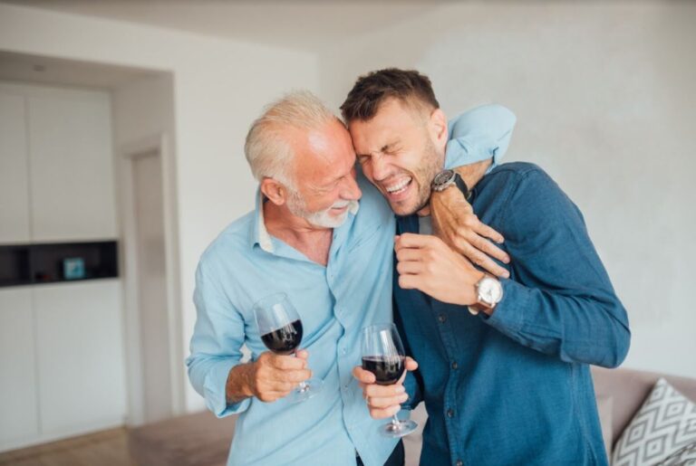 arv - to menn som klemmer