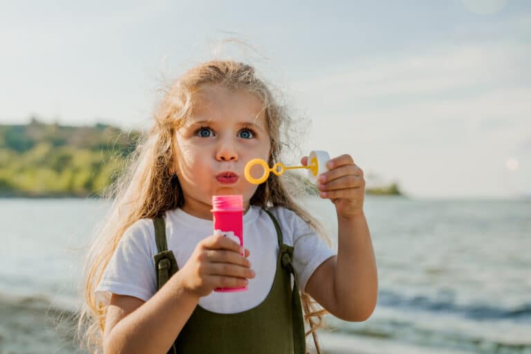 sakkyndig i barnefordelingssaker - barn blåser bobler