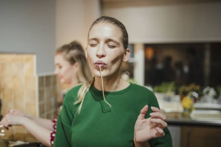 samboerskap eksteskap - kvinne spiser spagetti