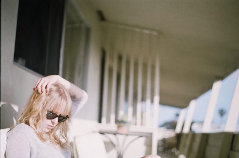 skilsmisse utenlands statsborger - kvinne sitter i sofaen