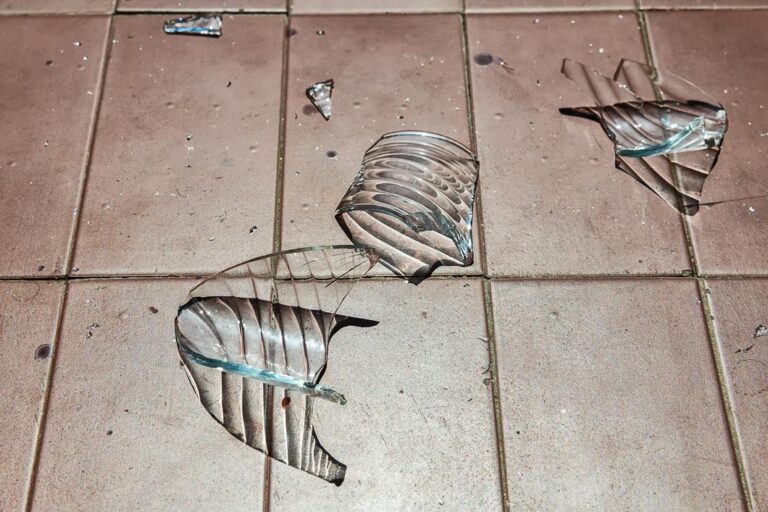 skilsmisse - et glass knust på bakken