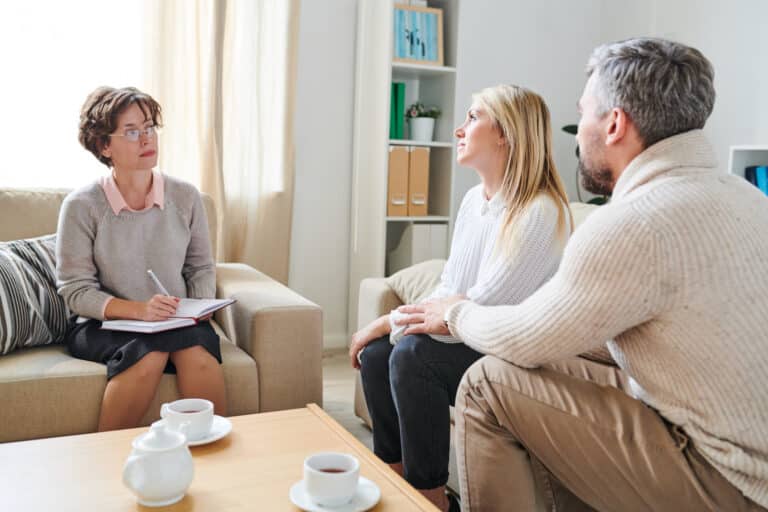 skilsmisseoppgjør - 2 som snakker med en terapaut