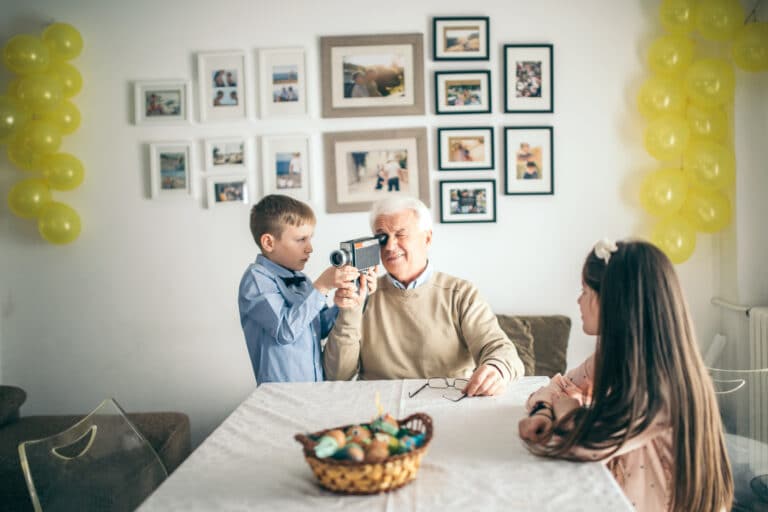 skjevdeling ved arv - eldre mann ser inn i et kamera